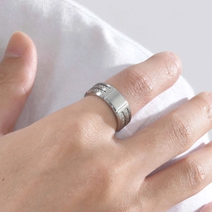 Dettaglio dell'anello da uomo in acciaio inossidabile con design a fune e piano liscio
