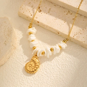 Vue macro du pendentif nautile en or 18 carats avec perles blanches et chaîne fine