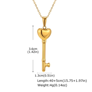 Detail van de holle hart-sleutelhanger van 3.6cm x 1.3cm aan een fijne gouden halsketting