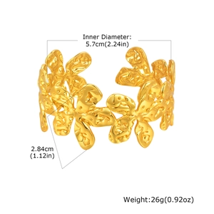 Detailed view of golden starfish cuff bracelet with 5.7cm diameter and dimensions