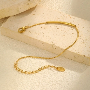 Bracelet en acier inoxydable plaqué or 18K avec tube incurvé et fermoir mousqueton