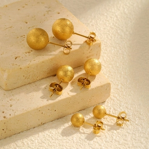 Trois paires de boucles d'oreilles boules en acier inoxydable doré mat de tailles variées