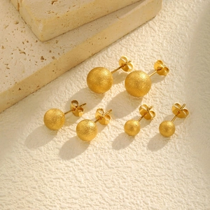 Trois paires de boucles d'oreilles boules dorées mates en acier inoxydable de tailles variées
