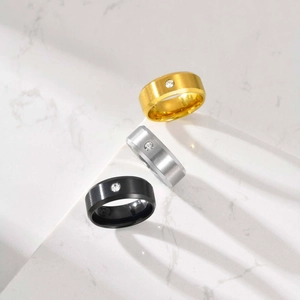 Bagues homme en acier inoxydable brossé avec cristal unique en tons or, argent et noir