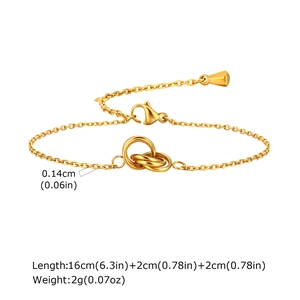 Détail d'un bracelet fin doré de 0,14 cm avec anneaux entrelacés et fermoir mousqueton