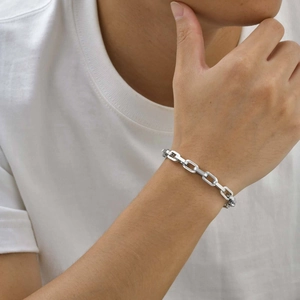 Minimalistisches Herren-Armband aus Titanstahl mit polierten quadratischen Gliedern