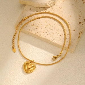 Goldene Herzkette mit Schlangenkette, gedrehtem Rand und K18 Gravur für Damen
