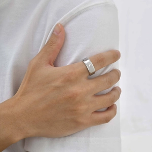 Détail d'une bague pour homme en acier inoxydable brossé avec un seul zircon