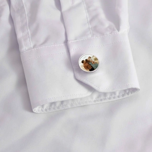 Gemelli rotondi personalizzati in argento con foto indossati su un polsino di camicia