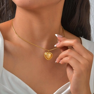 Goldene Herzkette mit Schlangenkette an Model getragen für den täglichen Stil
