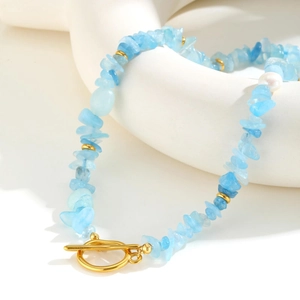 Collier en pierres d'aigue-marine avec perle et fermoir OT doré sur support en céramique
