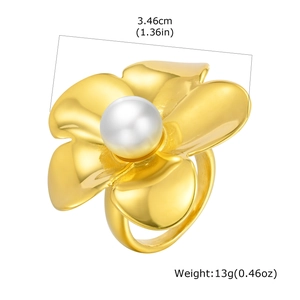 Détail d'une bague fleur mate dorée avec perle, montrant la taille 3,46cm et le poids 13g