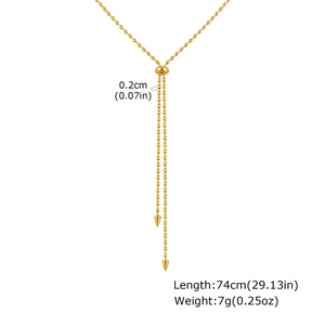 Détail du collier chaîne à billes dorée en Y montrant 74cm et pendentifs flèches sur blanc