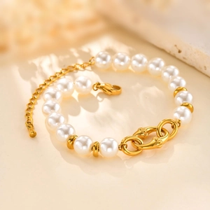 Détail du bracelet en perles avec anneaux dorés et fermoir mousqueton ajustable