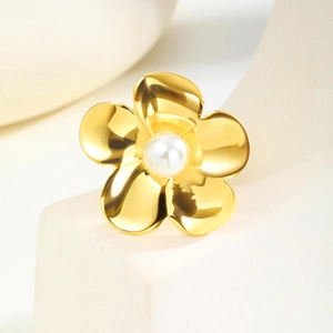 Bague fleur dorée élégante avec perle sur support géométrique minimaliste