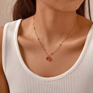 Collier Moderne en Acier Inoxydable avec Chaîne Perlée Dorée et Pendentif Cœur en Résine Rouge pour Femme Bijoux