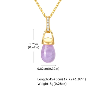 Makroaufnahme des violetten Tropfenanhängers mit Maßen der 45+5 cm langen Halskette