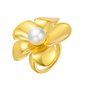 Bague fleur dorée élégante avec une grande perle blanche sur un fond blanc neutre