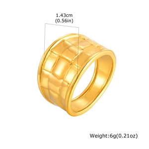 Vue détaillée montrant la largeur de 1,43 cm et la texture quadrillée de cette bague