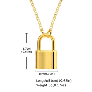 Dettaglio del ciondolo a lucchetto placcato oro 18K da 1,7x1cm su una catena da 51cm