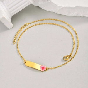 Bracelet bébé réglable en acier doré avec plaque à graver et charm coeur en émail rose