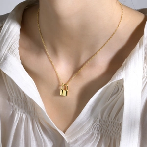 Collana unisex con ciondolo a lucchetto placcata oro 18K indossata su camicia bianca