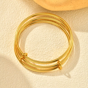 Three-piece set of polished gold stainless steel interlocking bangles for women