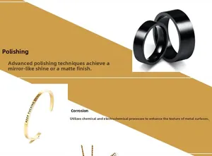 Détail du bracelet doré avec texte gravé et bagues noires polies miroir
