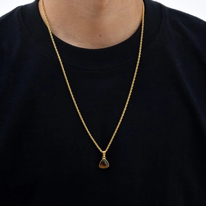 Detail van een gouden touwketting voor heren met een driehoekige bruine tijgeroog hanger