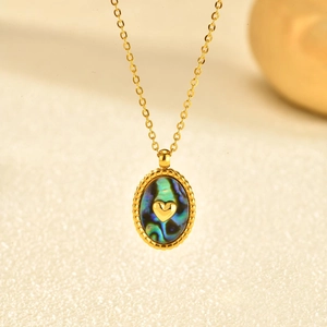 Collana placcata oro 18K con ciondolo ovale in abalone e dettaglio cuore d'oro