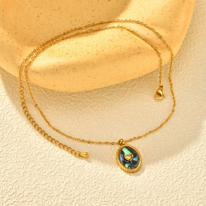 Collana placcata oro 18K con pendente ovale in abalone e piccolo cuore dorato
