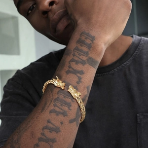Bracciale rigido uomo hip-hop in titanio dorato con teste di drago intrecciate