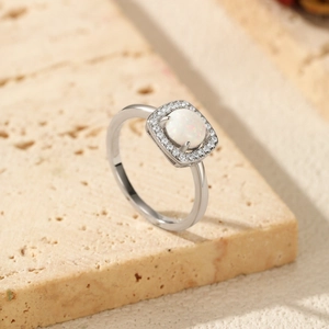 Bague vintage en argent S925 avec opale blanche ronde sertie halo sur socle en pierre