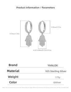 Détail de boucles d'oreilles Hamsa en argent S925 avec pavé de zircons blancs