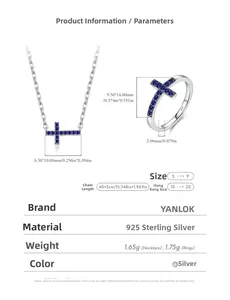 Détails macro d'une bague et d'un collier en argent 925 avec croix bleue sertie