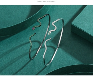 Dettaglio di bracciali a serpente in argento con cristalli micro-pave e occhi in pietre preziose