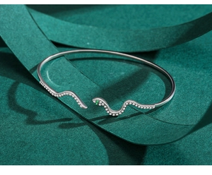 Dettaglio macro del bracciale a serpente in argento S925 con pietre verdi e zirconi