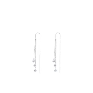 Orecchini a filo in argento S925 con tre pendenti in zircone lucido per un look elegante