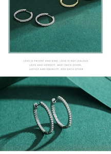 Primer plano de pendientes de aro de plata 925 con pavé de circonitas en acabado oro y plata