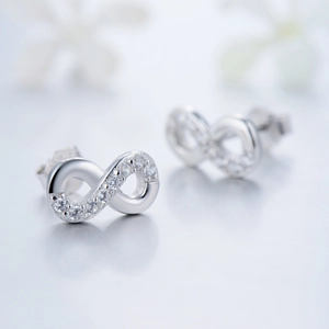 Eleganti orecchini a lobo infinito in argento con scintillanti cristalli micro-pavé