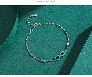 Détail macro du bracelet infini en argent sterling S925 avec incrustation turquoise