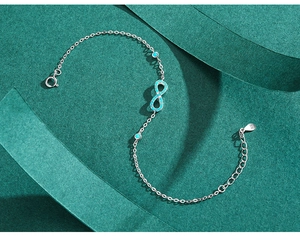 Vue détaillée du bracelet infini en argent S925 serti de pierres turquoise