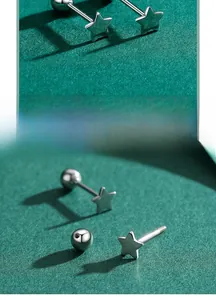 Détail de boucles d'oreilles étoiles en argent S925 avec fermoir à vis de sécurité