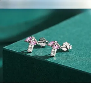 Macro des boucles d'oreilles champignon en argent S925 avec zircons roses et poinçon