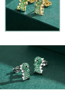 Détail de boucles d'oreilles dinosaure en argent S925 serties de zircons cubiques verts