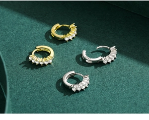 Détail macro de boucles d'oreilles créoles en argent S925 avec zircons incrustés