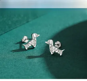Détails macro de boucles d'oreilles teckel en argent S925 avec des pierres de zircone