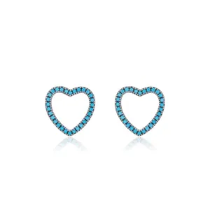 Élégantes boucles d'oreilles cœur en argent s925 et turquoise sur fond blanc