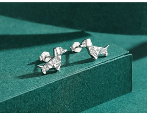 Gros plan de boucles d'oreilles teckel en argent S925 avec zircons cubiques pavés