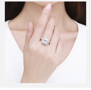 Vue macro d'une bague de luxe en argent 925 avec une grande pierre rectangulaire sertie